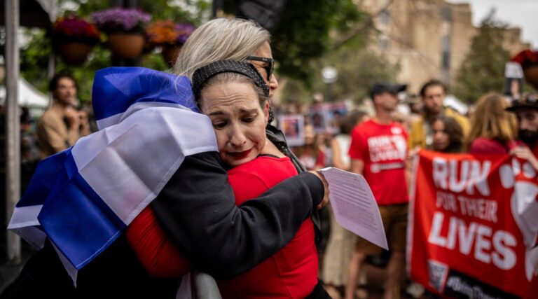 Une marche du Colorado pour les otages a été bombardée par le feu et déménage maintenant au milieu du harcèlement continu par les manifestants anti-israéliens