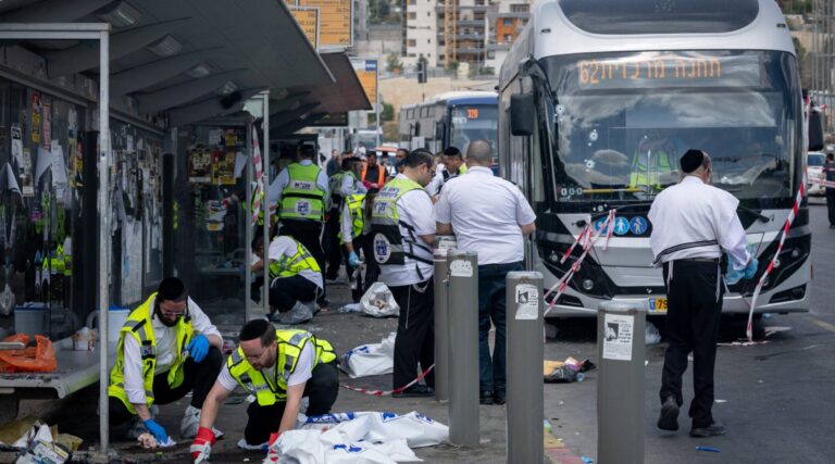 6 tirés à mort à l'arrêt de bus de Jérusalem dans l'attaque la plus meurtrière de la ville en près de 2 ans
