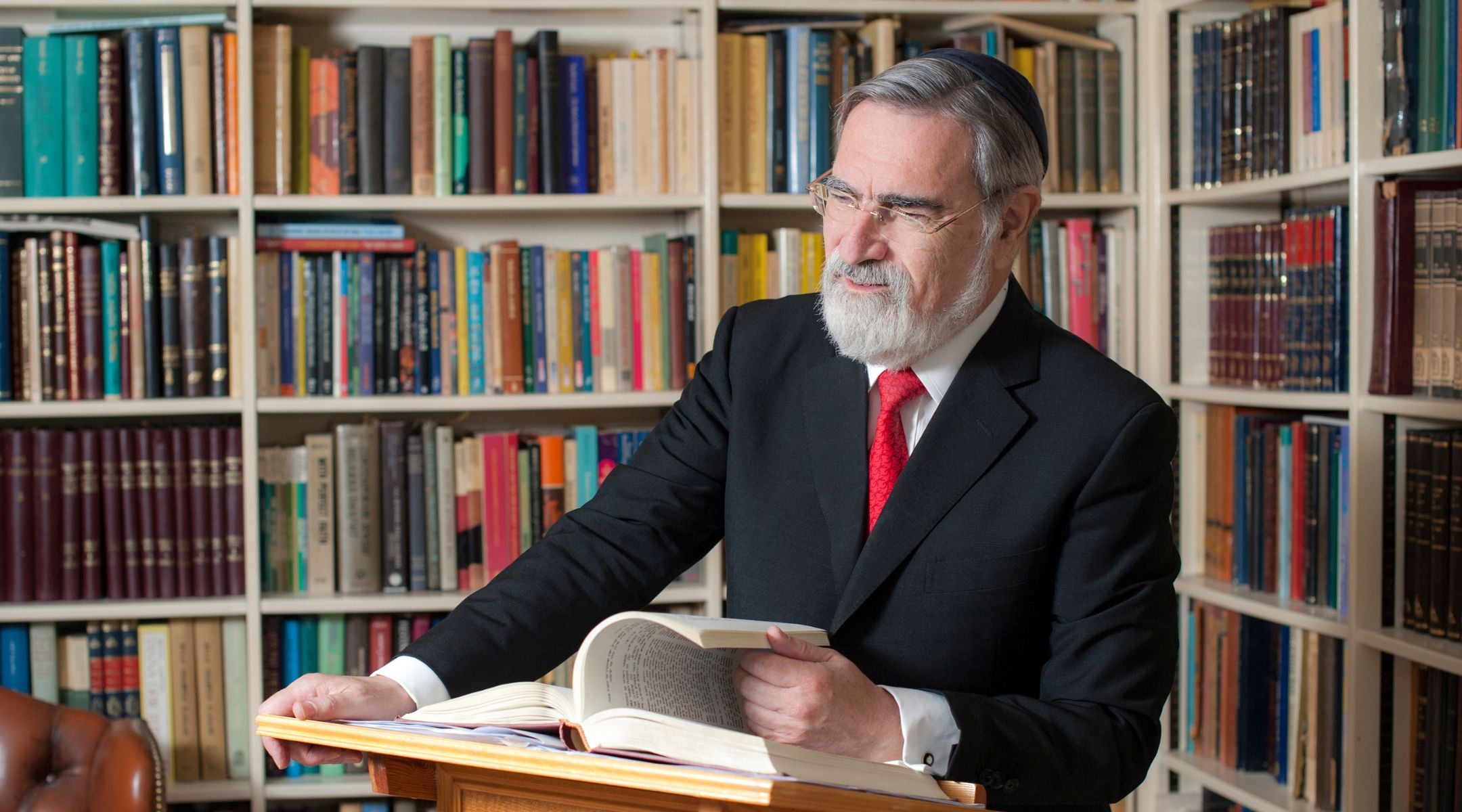 Le rabbin Jonathan Sacks est décédé il y a 5 ans. Son nouveau commentaire de la Torah fait des vagues en Israël.