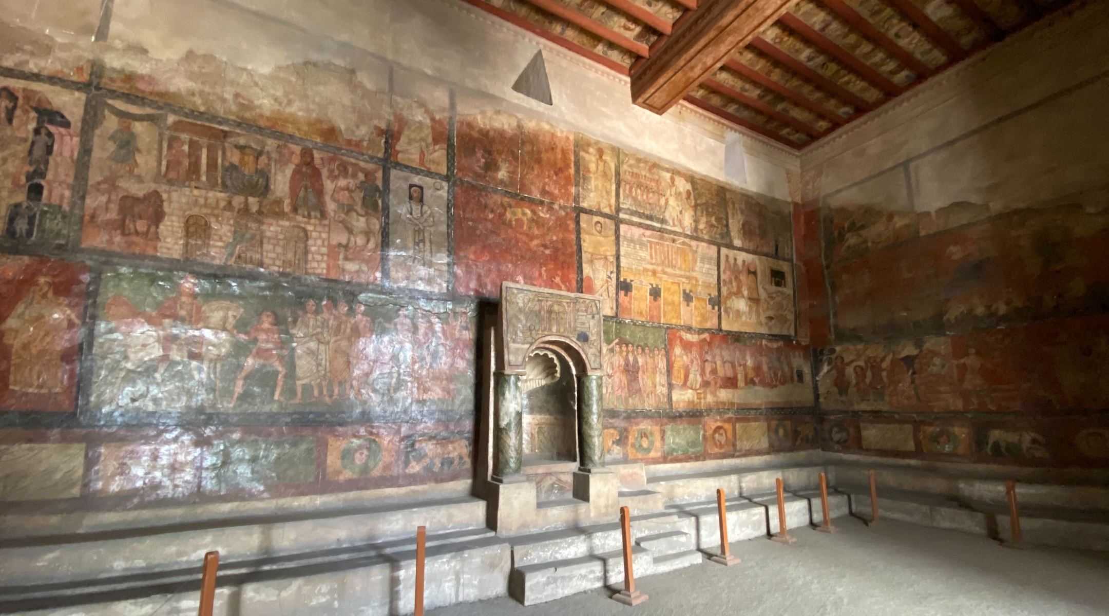 Après des années de guerre, les plus anciennes peintures de synagogue du monde sont révélées comme intactes à Damas