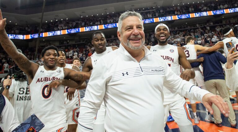 Bruce Pearl, entraîneur de basket-ball juif record d'Auburn, démissionne au milieu de la course au Sénat