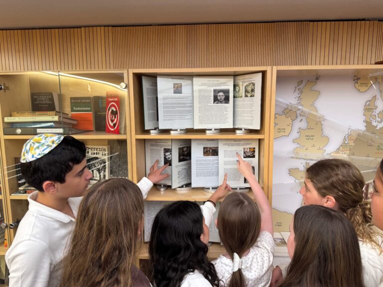 Comment cette école de jour juive enseigne aux élèves l'Holocauste