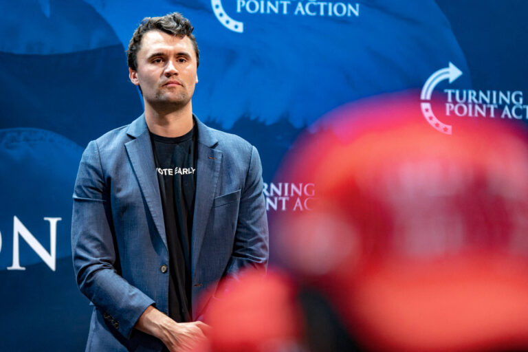Israël est blâmé pour la mort de Charlie Kirk. Voici ce que dit cette théorie du complot sur la fracture de l'extrême droite