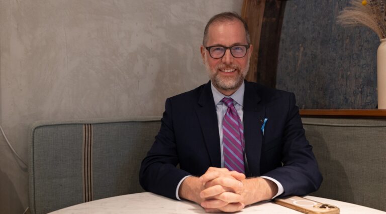 `` J'ai voté pour vous parce que les Juifs sont bons avec de l'argent '': Mark Levine en courant pour le contrôleur