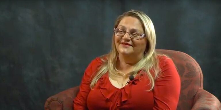 La militante yiddish Bella Bryks Klein a embrassé la langue avec des personnes de tous âges