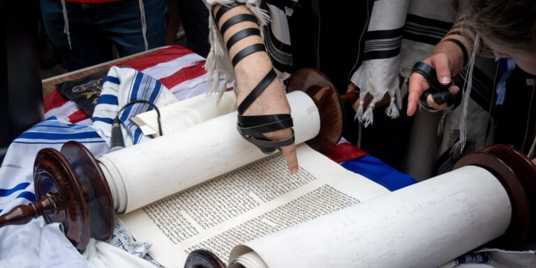 La subvention sans précédent de 10 millions de dollars de Neh à Tikvah a des Juifs célébrant et d'autres qui pleurent