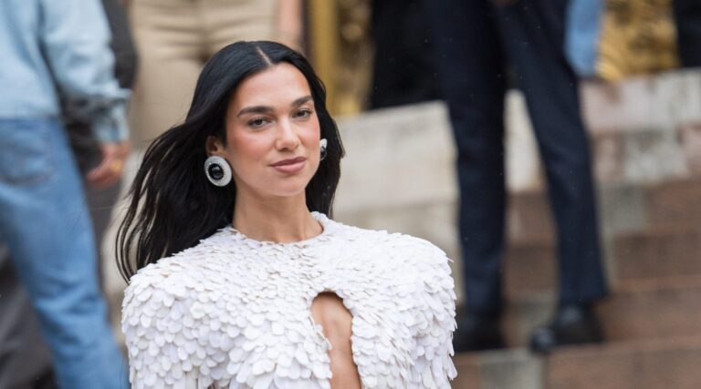 Le chanteur pop Dua Lipa aurait laissé tomber l'agent juif qui a exhorté le retrait de la rotule de Glastonbury