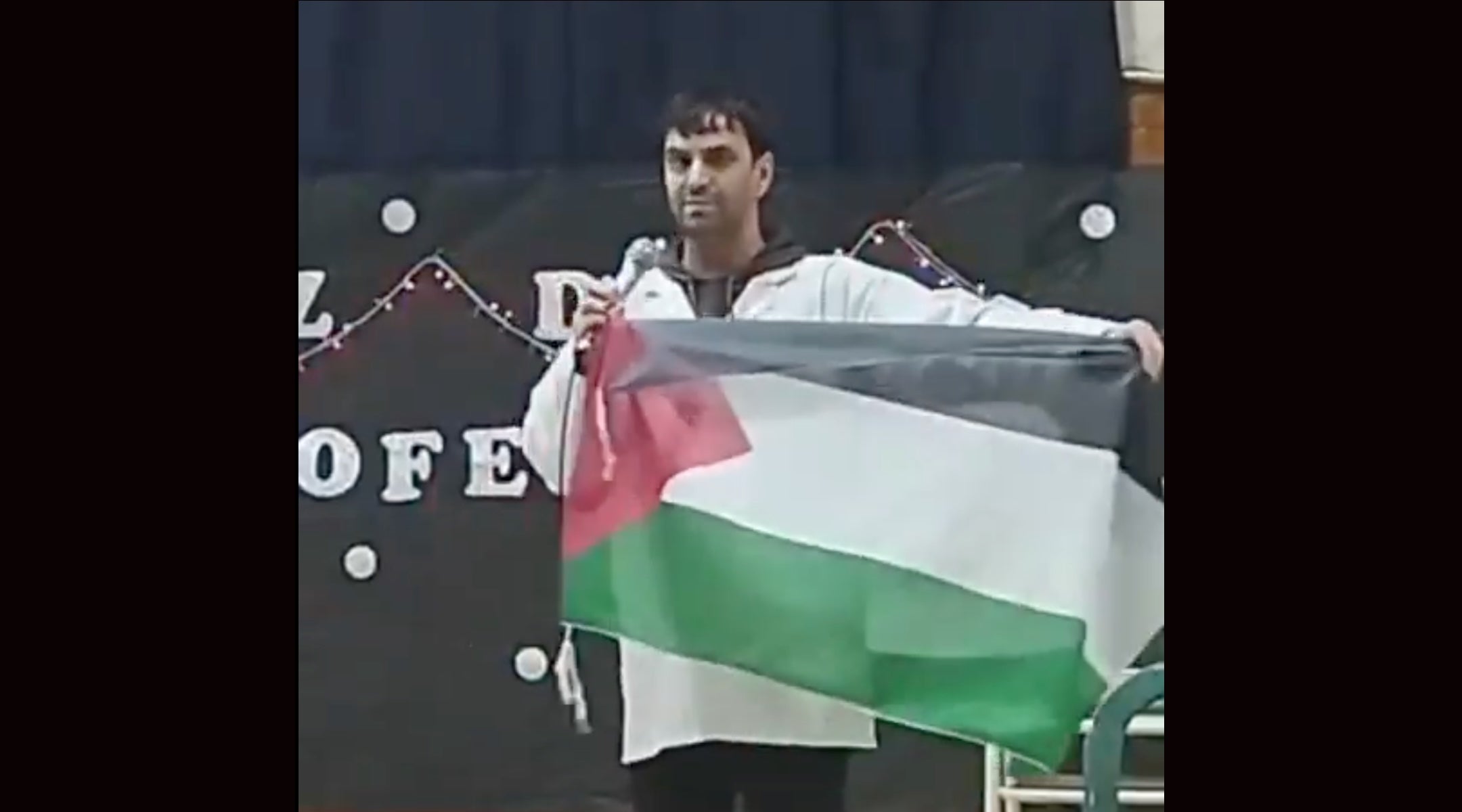 Le maire de Buenos Aires promet de punir le professeur qui a agité le drapeau palestinien lors de la cérémonie scolaire