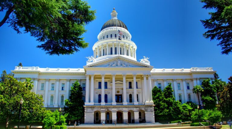 Les législateurs de Californie approuvent un projet de loi réduit ciblant l'antisémitisme dans les écoles