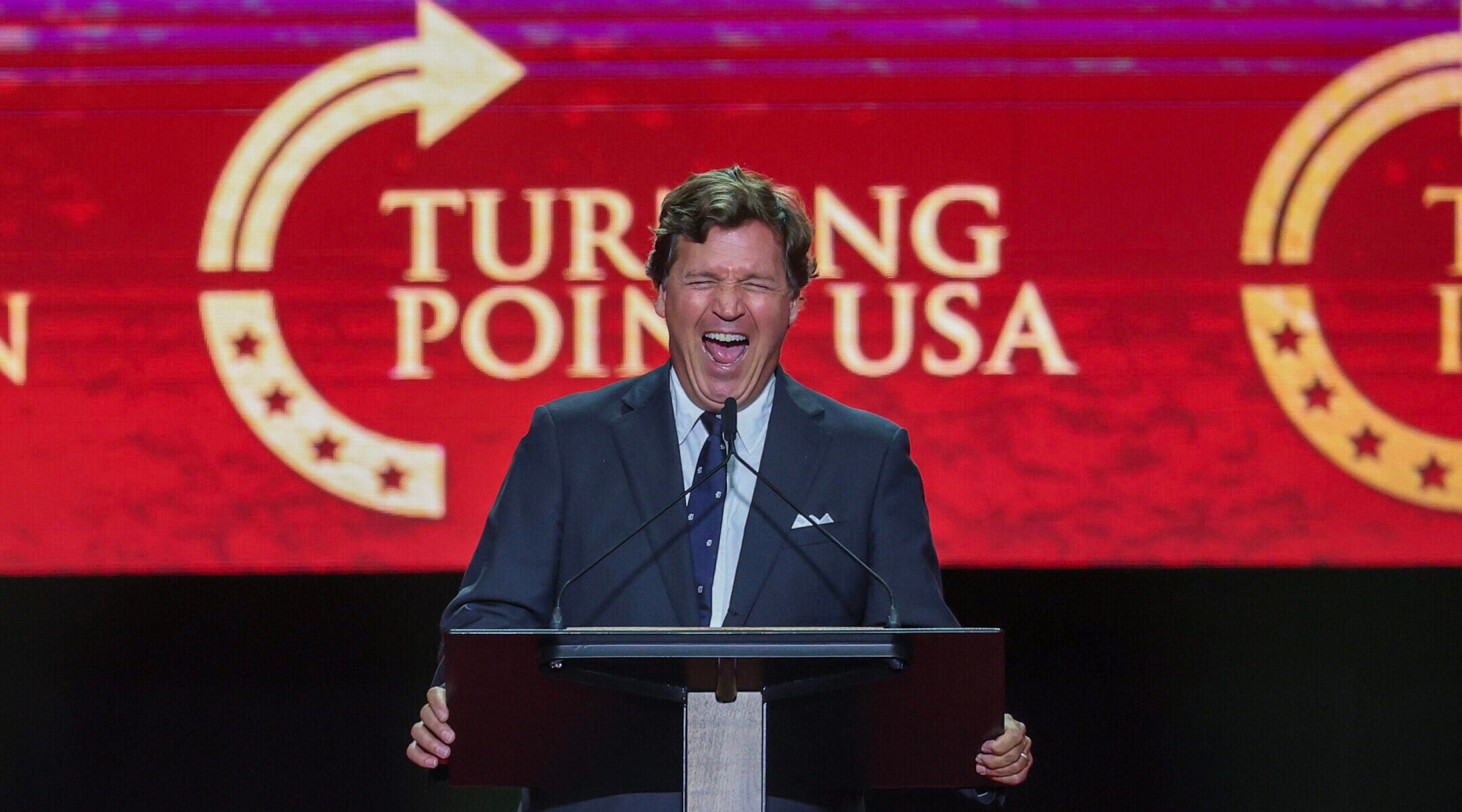 Tucker Carlson raconte une histoire sur le meurtre de Jésus au mémorial de Charlie Kirk, déclenchant des critiques