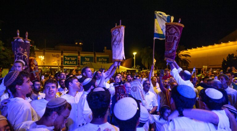 Sim'hat Torah sur la place des Otages met à nu le fossé sur ce qu'il faut encore célébrer