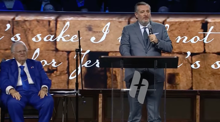 « L'Église dort en ce moment » : Ted Cruz appelle les chrétiens à lutter contre l'antisémitisme de droite