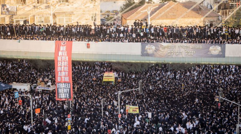 Des centaines de milliers de Juifs ultra-orthodoxes manifestent à Jérusalem contre la conscription militaire israélienne