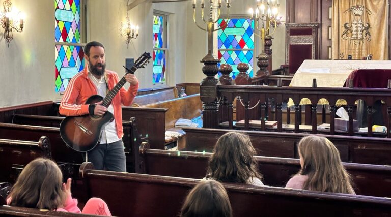 À mesure que la communauté juive de Greenpoint grandit, l'école hébraïque de cette synagogue grandit également