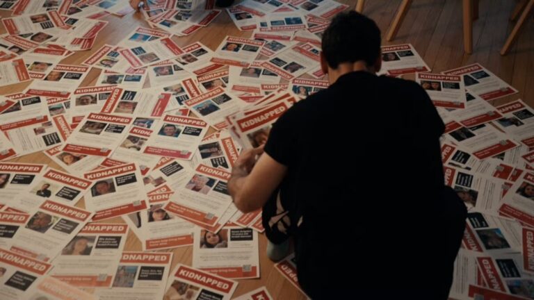 Avec les otages chez eux, le cinéaste derrière "Torn" affirme que son documentaire sur la guerre des affiches à New York reste malheureusement d'actualité