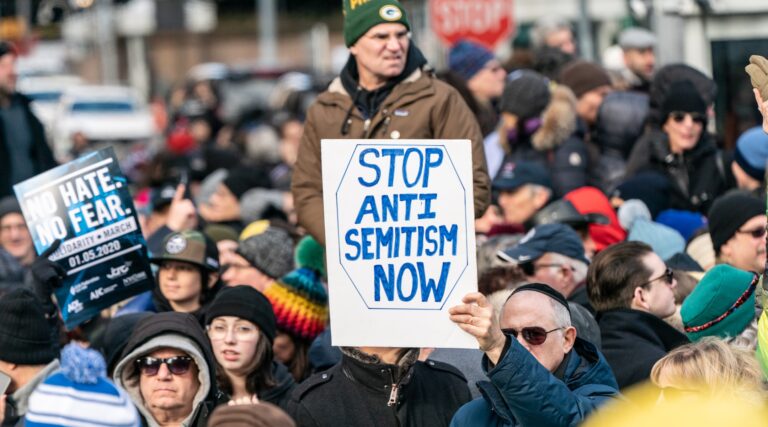Beaucoup de juifs nous avons pris des mesures au milieu de l'antisémitisme que beaucoup voient maintenant comme une «normale», l'analyse révèle