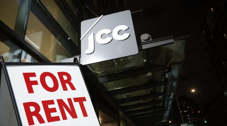 De nombreuses petites congrégations de New York louent leur espace. Alors que les prix de l’immobilier s’envolent, comment trouvent-ils un logement ?