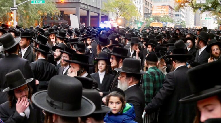Des milliers de juifs orthodoxes haredi protestent contre la conscription militaire israélienne à New York