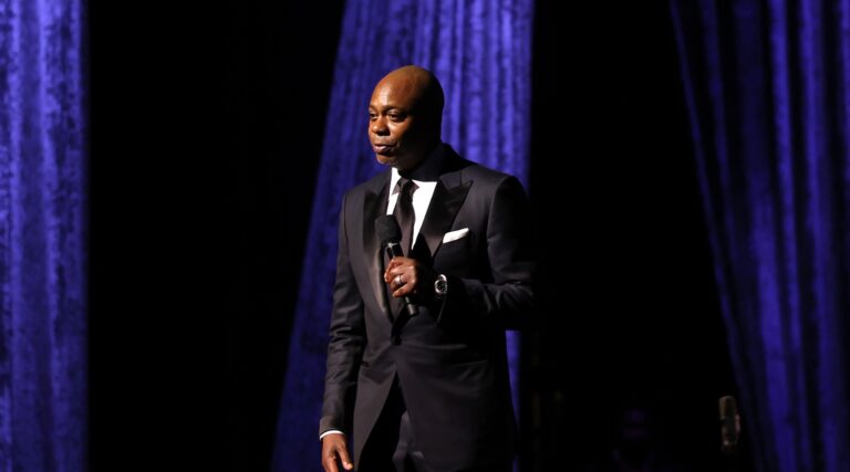 En Arabie saoudite, Dave Chappelle plaisante que `` je me tiens avec Israël '' serait son code de censure