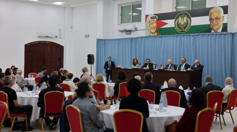 Évincé à Gaza, Abbas de l'AP embrasse les militants pacifistes israéliens à Ramallah