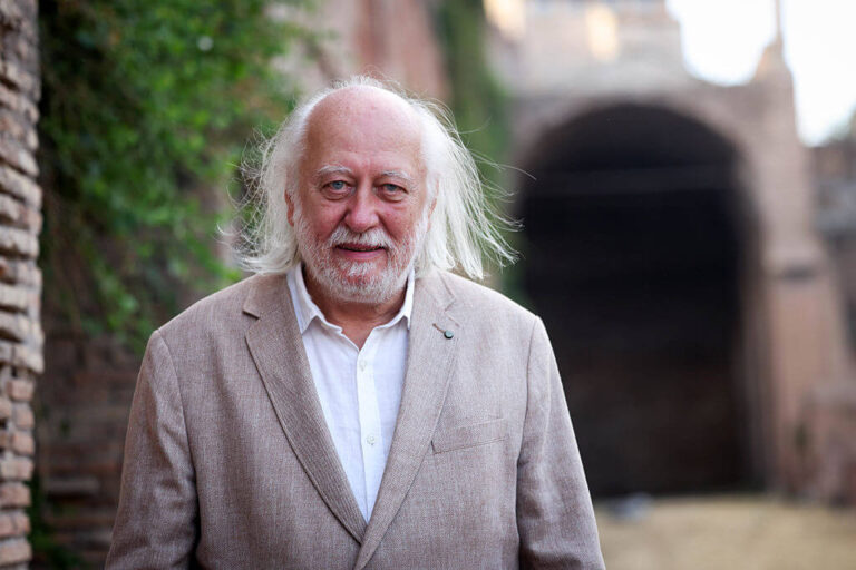 László Krasznahorkai, dont la famille a caché ses racines juives pendant la Shoah, remporte le prix Nobel de littérature
