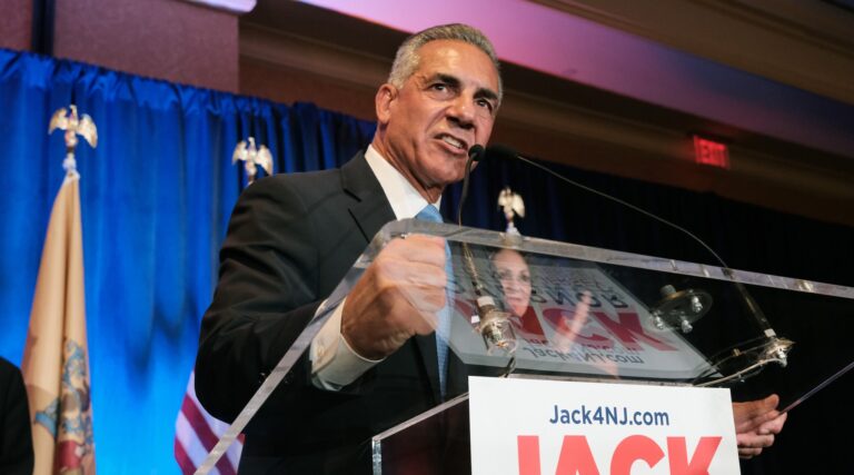 Le candidat républicain au poste de gouverneur du New Jersey fait face à des réactions négatives après que son assistant a déclaré qu'il n'accepterait pas « l'argent des Juifs »