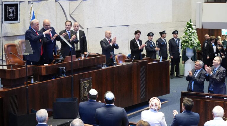 « Le monde a besoin de plus de Trump » : le président américain est accueilli en héros au parlement israélien