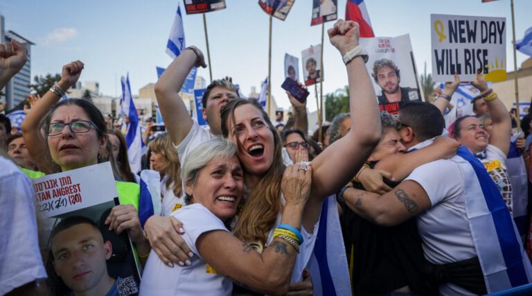 Les 20 otages encore en vie sont de retour en Israël, 2 ans après l'attaque du Hamas du 7 octobre