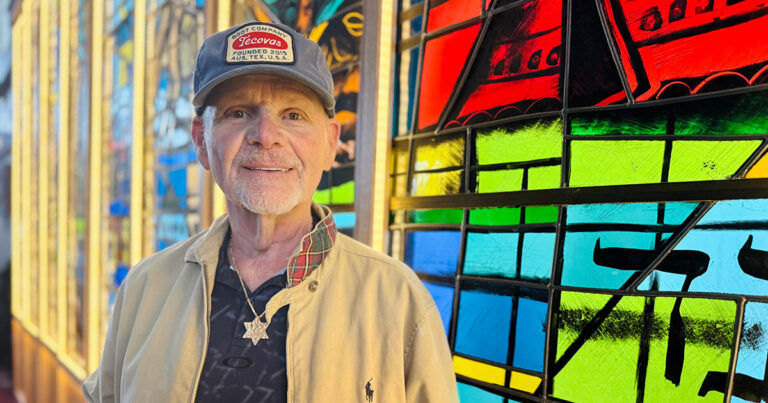 Les synagogues américaines ferment à un rythme record. Ce juge à la retraite sauve leurs vitraux.