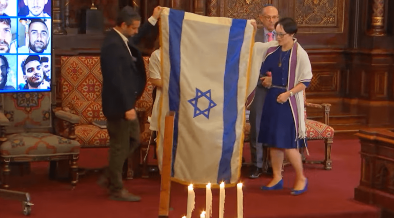Les synagogues devraient-elles retirer le drapeau israélien des bimah maintenant ? Une synagogue de New York offre des conseils