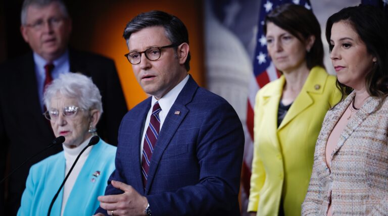 Mike Johnson dénonce la discussion de groupe des Jeunes Républicains qui a fait l'éloge d'Hitler tandis que JD Vance minimise le tumulte