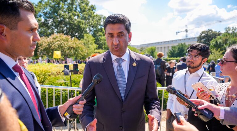 Ro Khanna prend ses distances après avoir publié un clip documentaire mettant en vedette un influenceur antisémite
