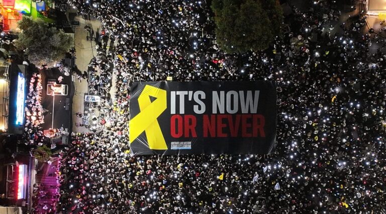 Trump partage des photos de protestations de Tel Aviv alors que les négociateurs se réunissent sur des discussions de cessez-le-feu de Gaza