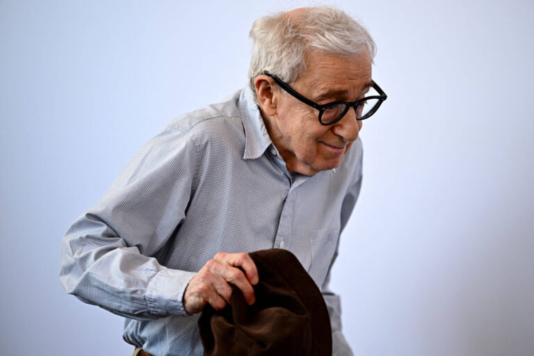 Un hypocondriaque juif à lunettes avec des prétentions littéraires et une fascination effrayante pour la petite amie de son beau-fils – Devinez qui ?