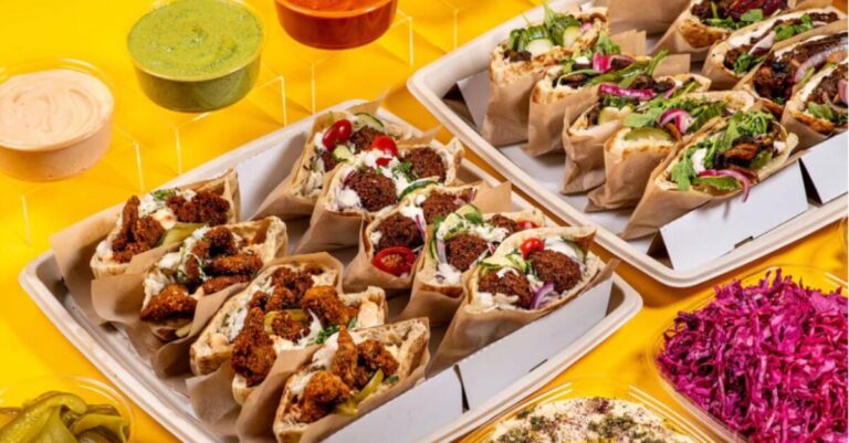 Une chaîne de restaurants israélienne a déclaré avoir fermé ses portes en raison de boycotts. Les manifestants font la fête.