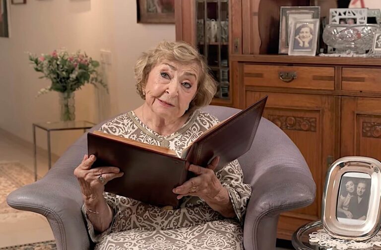 VIDÉO : Lea Koenig, la petite 'Shtisel', dans un clip yiddish