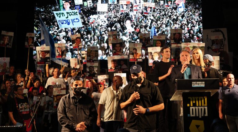 Witkoff pleure et Netanyahu est hué alors que les Israéliens se mobilisent pour les otages, ils l'espèrent pour la dernière fois