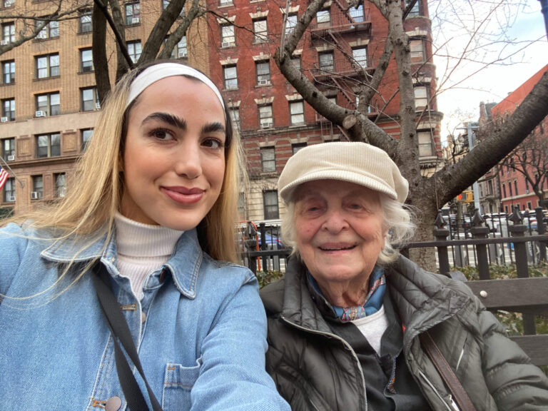 Une jeune femme musulmane a emménagé avec une actrice juive de 96 ans – et c'était bashert