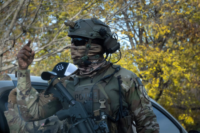 À Chicago, les politiciens comparent l’ICE à la Gestapo – ont-ils raison ?