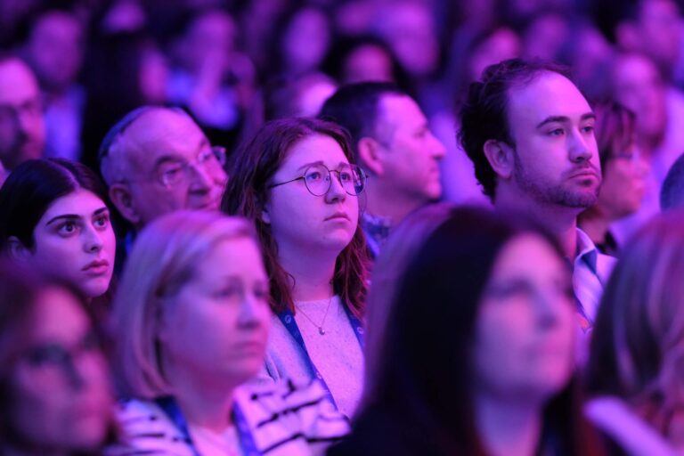 Alors que les jeunes Juifs s’éloignent d’Israël, les dirigeants juifs hésitent à changer d’approche
