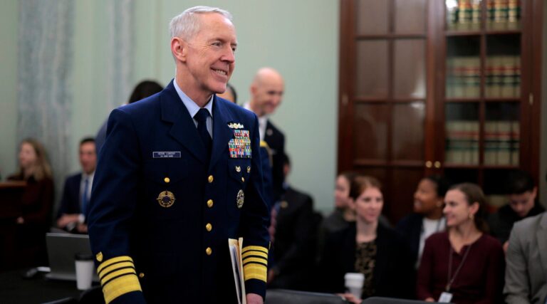 Après l'indignation, la Garde côtière déclare qu'elle continuera à définir les croix gammées comme des symboles de haine