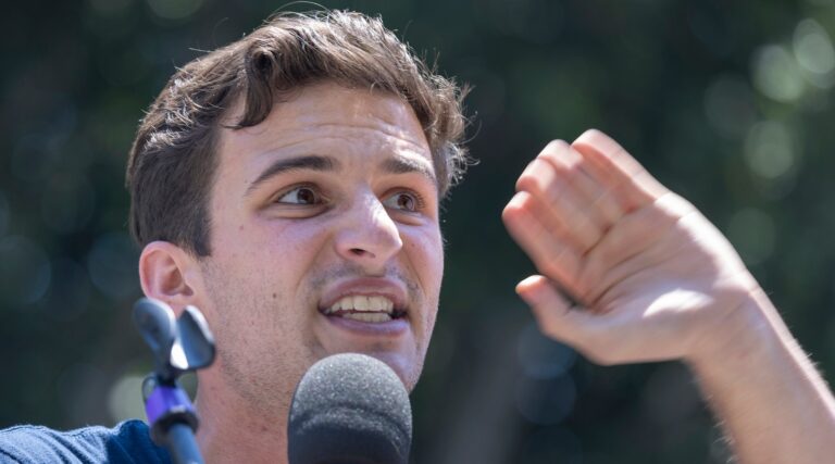 Cameron Kasky, survivant juif de la fusillade de Parkland, se présente au Congrès avec un programme visant à "arrêter de financer le génocide"