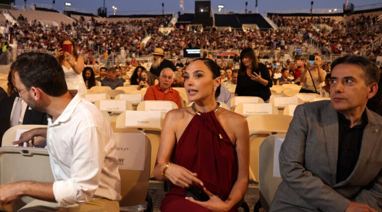 Gal Gadot remporte le prix Genesis pour sa « défense d'Israël » alors que la guerre à Gaza divise Hollywood