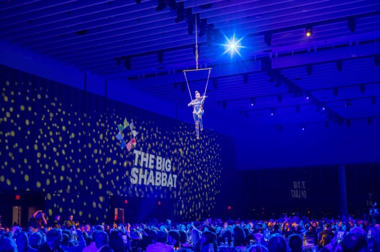 J’ai assisté à un dîner de Shabbat record du monde. Vous ne croirez pas combien nous avons mangé.
