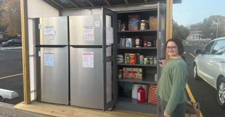 Pour les familles casher dans le besoin, un nouveau réfrigérateur communautaire offre de la nourriture et l'anonymat