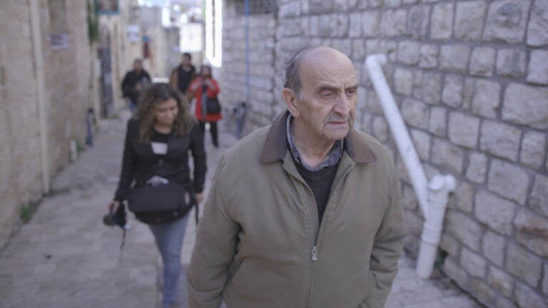 Ses parents ont fui le Mexique et la Palestine mandataire, emportant avec eux leurs traumatismes.