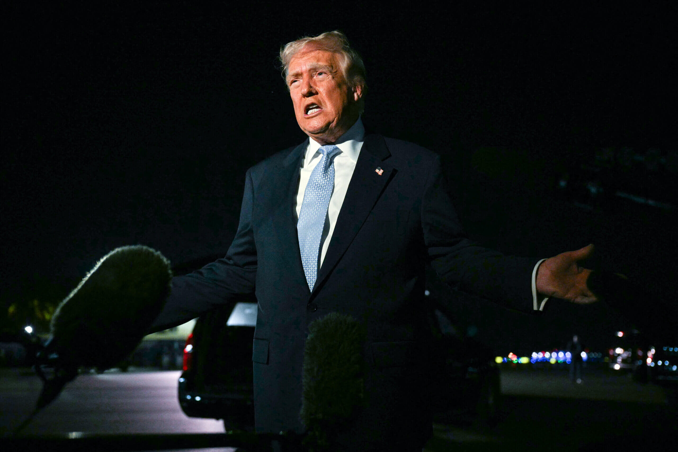 Trump défend Tucker Carlson, dont l'interview avec l'antisémite Nick Fuentes a divisé les Républicains