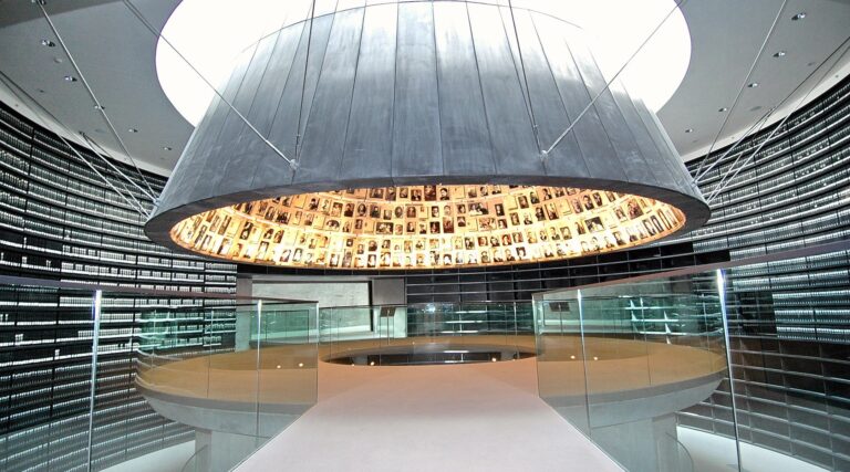 Yad Vashem affirme avoir identifié 5 millions de victimes de l'Holocauste grâce à l'IA