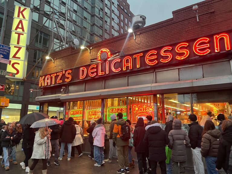 Faire la queue à Noël est une tradition séculaire à New York – en a-t-il déjà été ainsi ?