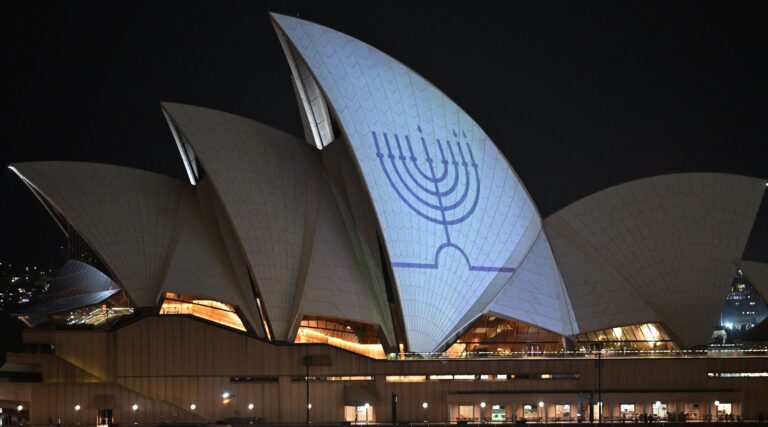 L'Opéra de Sydney est éclairé par une menorah géante alors que des veillées pour les victimes de Bondi Beach ont lieu dans toute l'Australie